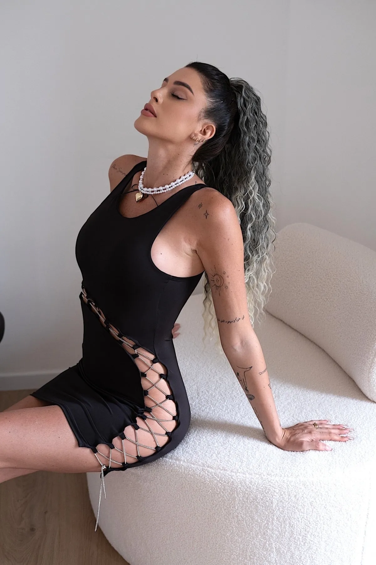 Online Abito nero con maxi apertura con catenina Abiti