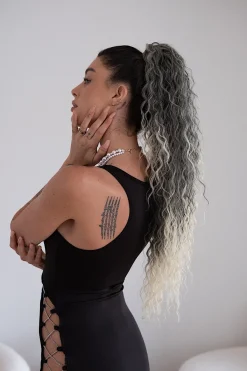Online Abito nero con maxi apertura con catenina Abiti