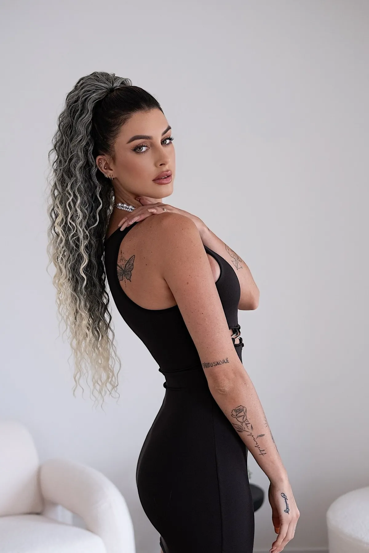 Online Abito nero con maxi apertura con catenina Abiti