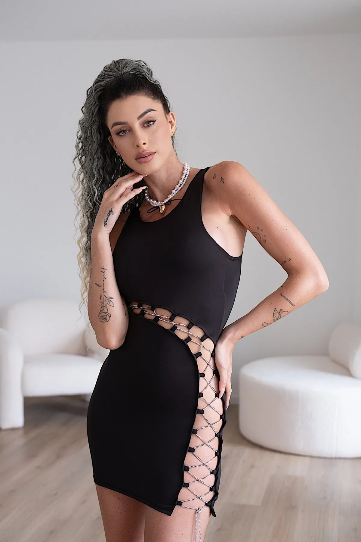 Online Abito nero con maxi apertura con catenina Abiti