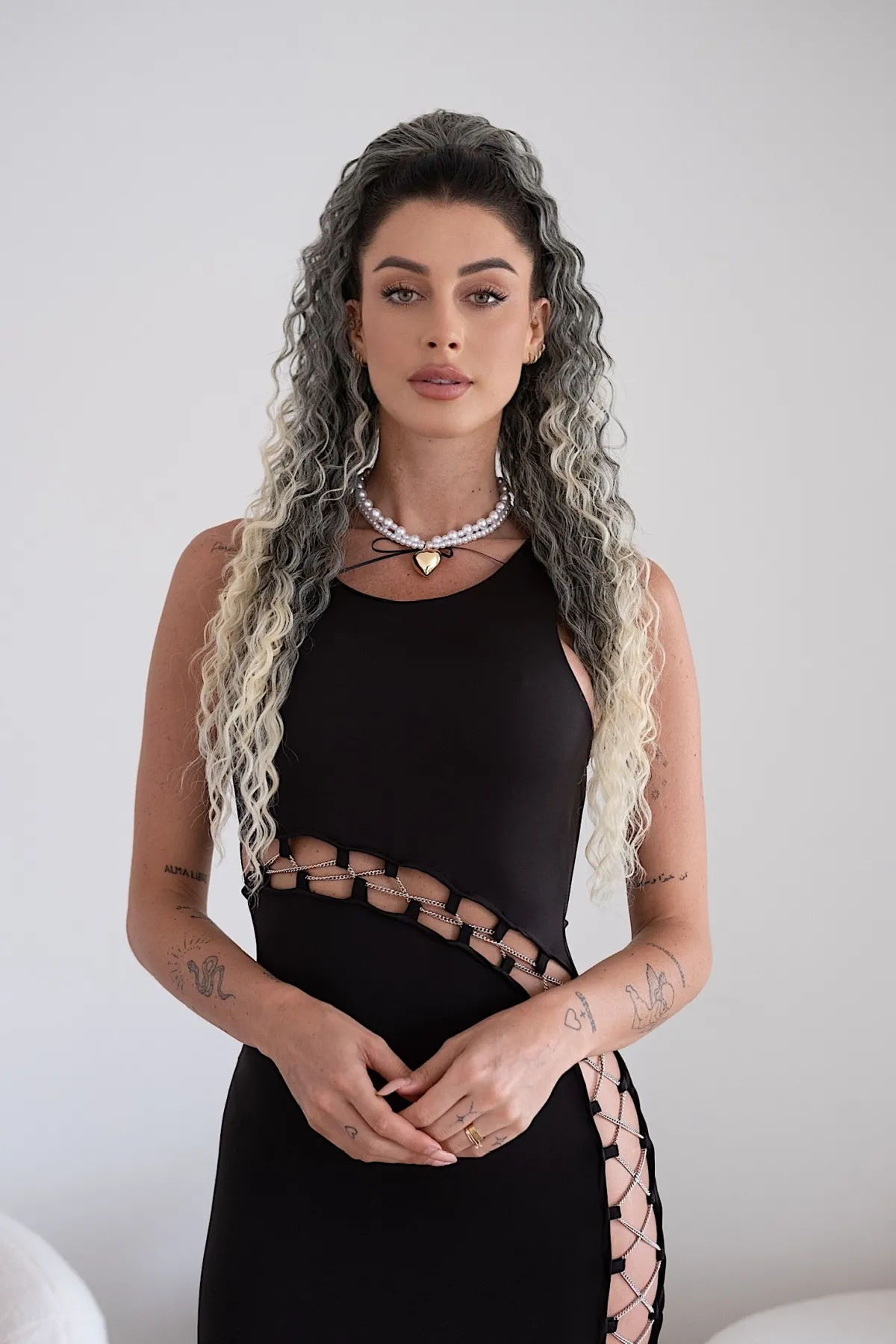 Online Abito nero con maxi apertura con catenina Abiti